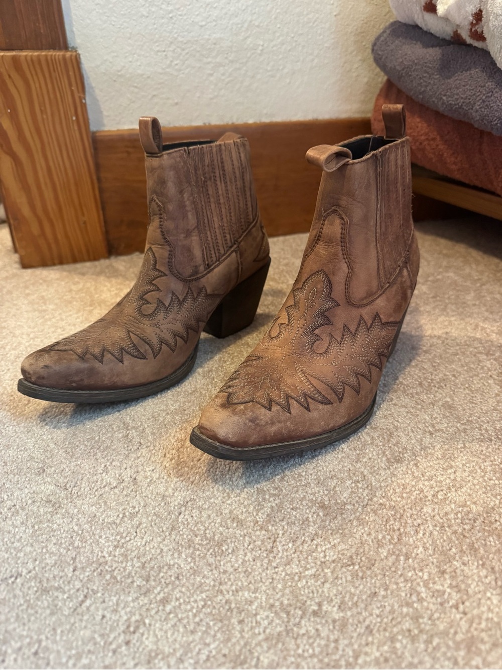 Ariat Scarlet cowboy ankle boot- discontinued. These Are Sooooo Cute!! - Picture 4 of 6